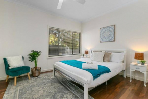 Entire Home in Sturt, Free Parking